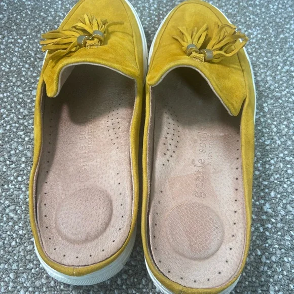 Gentle Soul by Kenneth Cole Yellow Tassel Rory Suede Loafers Pre-Owned. - Picture 4 of 5